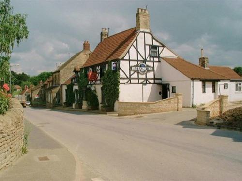 Отель The Blue Cow South Witham Экстерьер фото